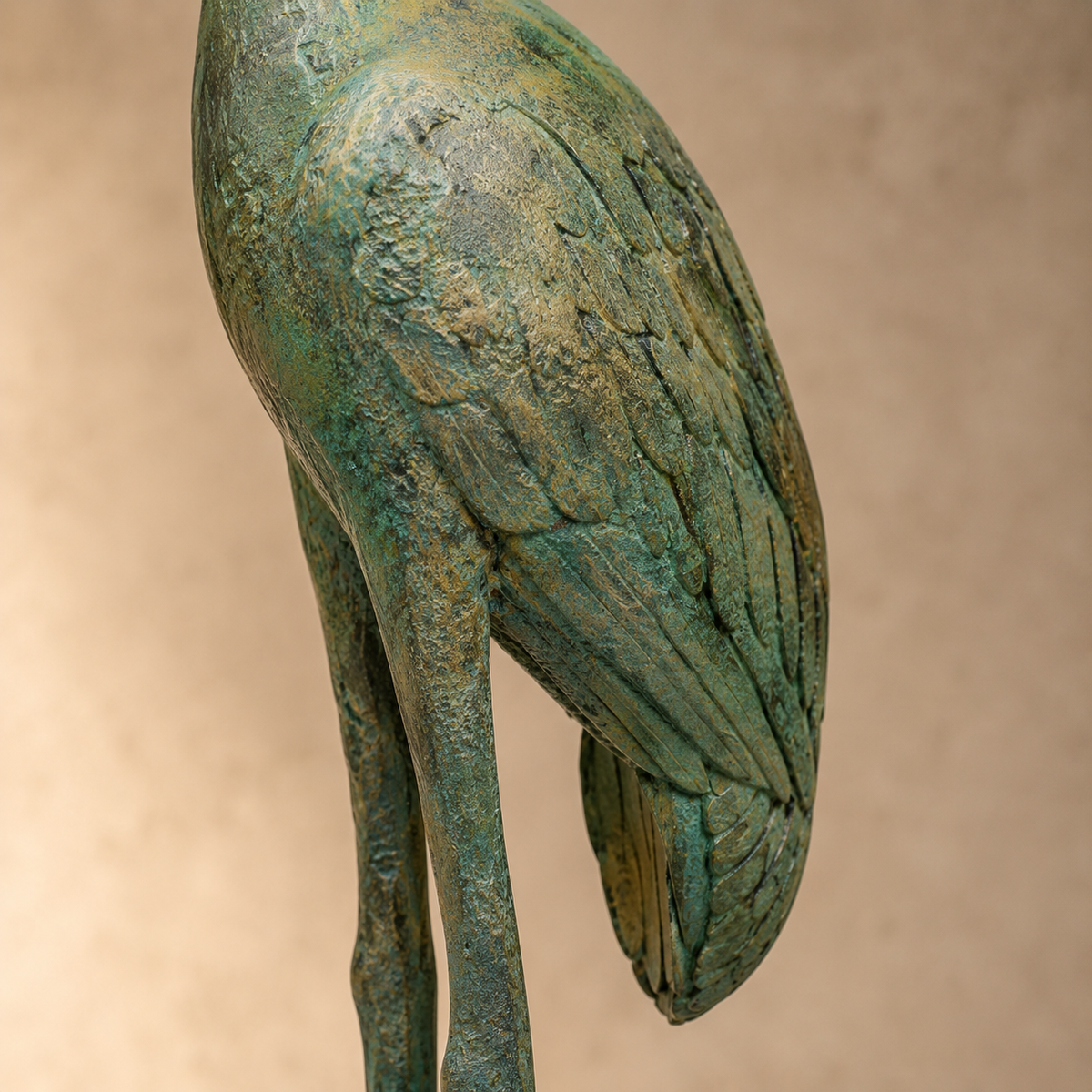 Héron en bronze à patine vert-de-gris, bec ouvert, vue 4