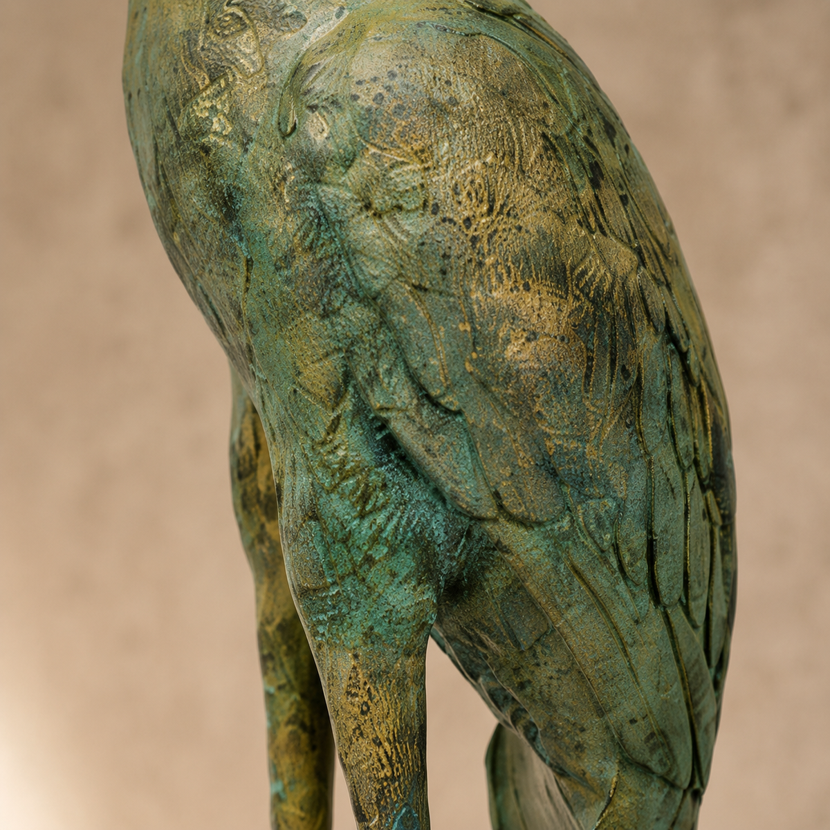 Héron en bronze à patine vert-de-gris, bec ouvert, vue 5