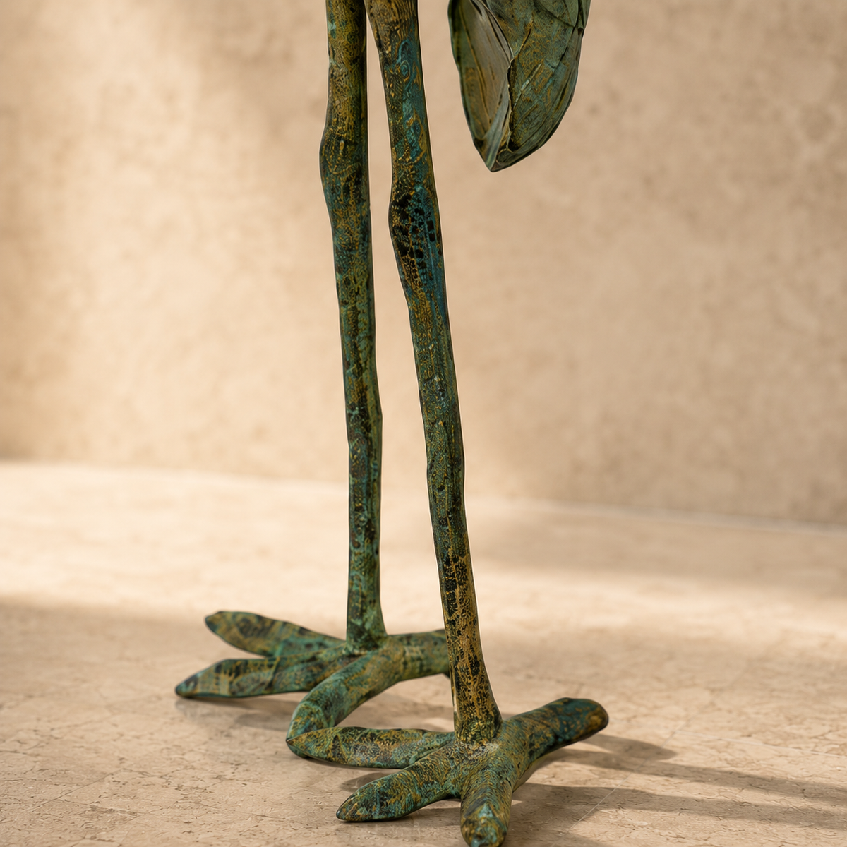 Héron en bronze à patine vert-de-gris, bec ouvert, vue 6