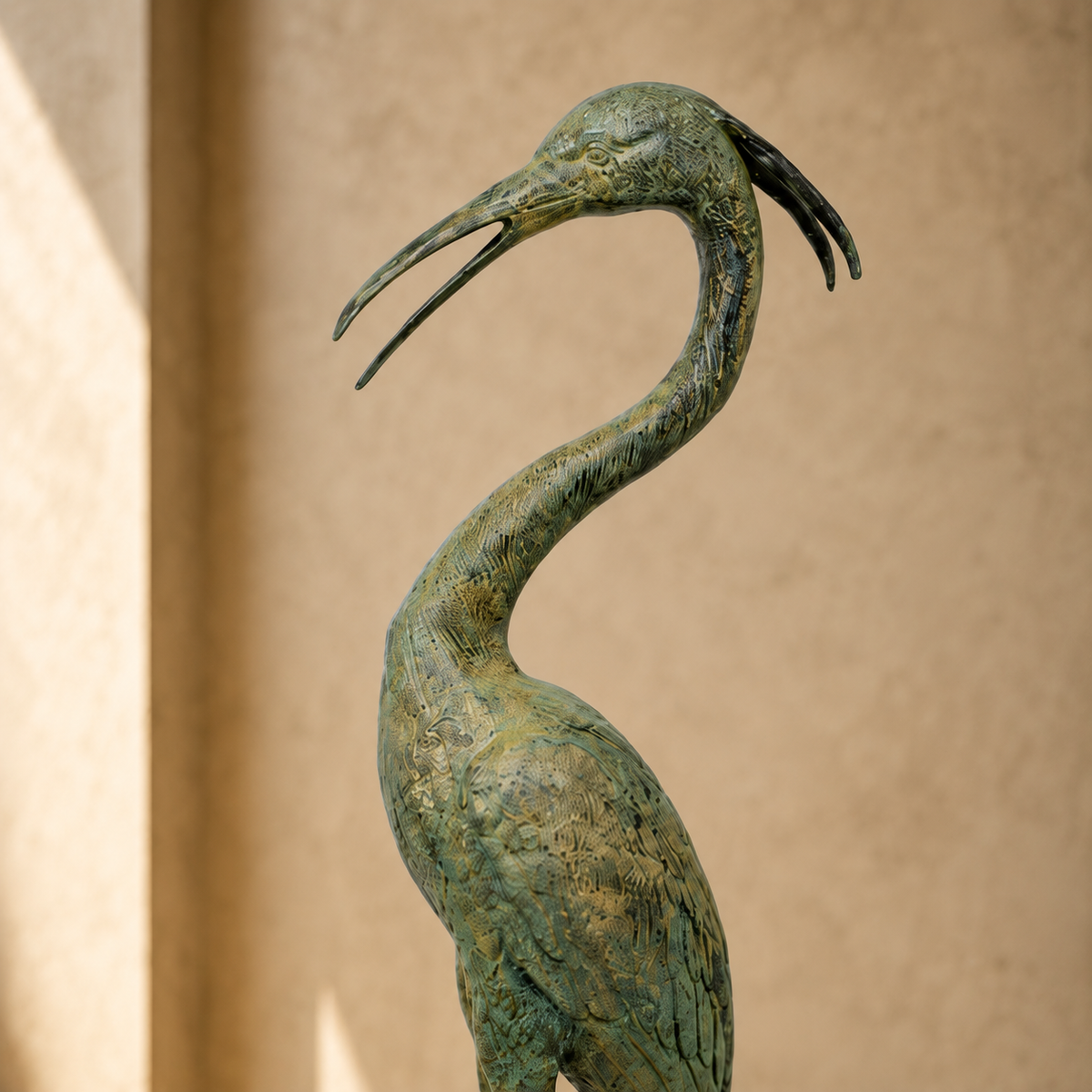 Héron en bronze à patine vert-de-gris, bec ouvert, vue 7