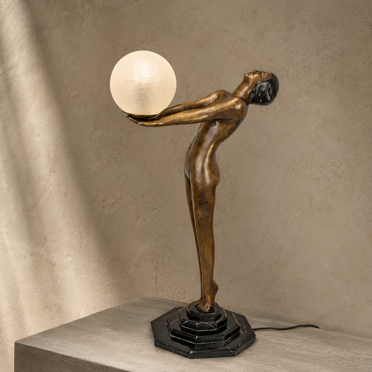 Lampe Art Déco femme nue au globe en bronze patiné