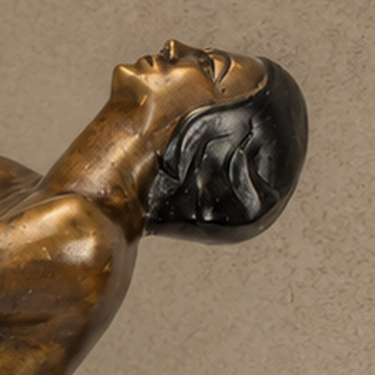 Lampe Art Déco femme nue au globe en bronze patiné, vue 2