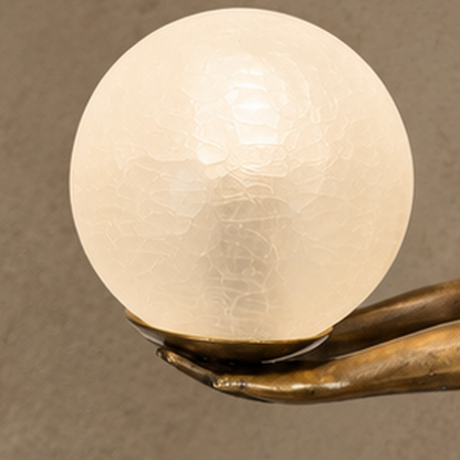 Lampe Art Déco femme nue au globe en bronze patiné, vue 3