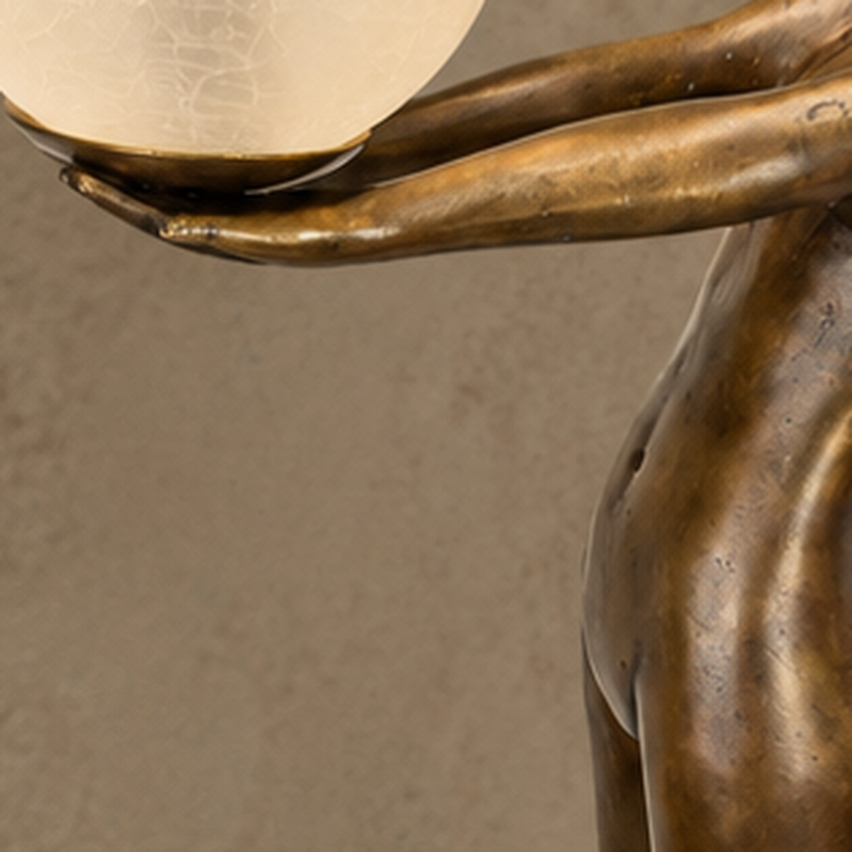 Lampe Art Déco femme nue au globe en bronze patiné, vue 4