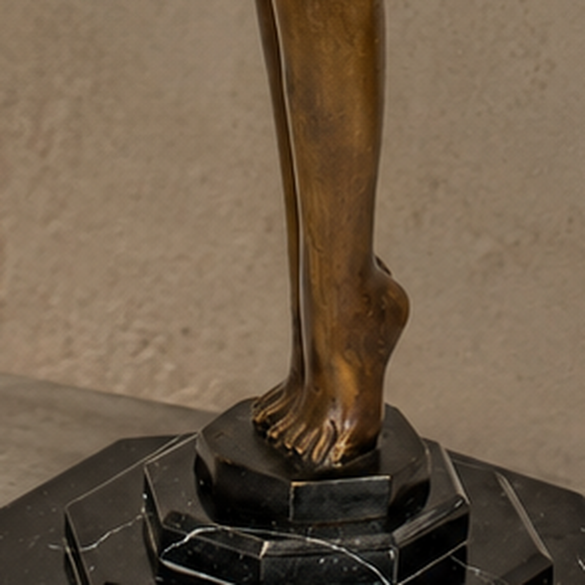 Lampe Art Déco femme nue au globe en bronze patiné, vue 6