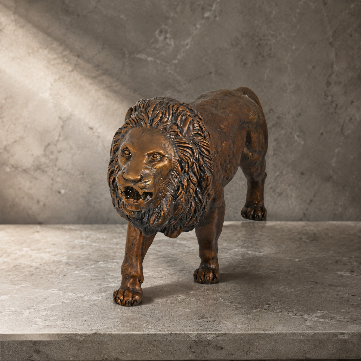Lion rugissant en marche, sculpture en bronze patiné