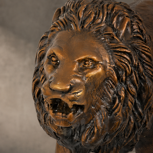 Lion rugissant en marche, sculpture en bronze patiné, vue 2