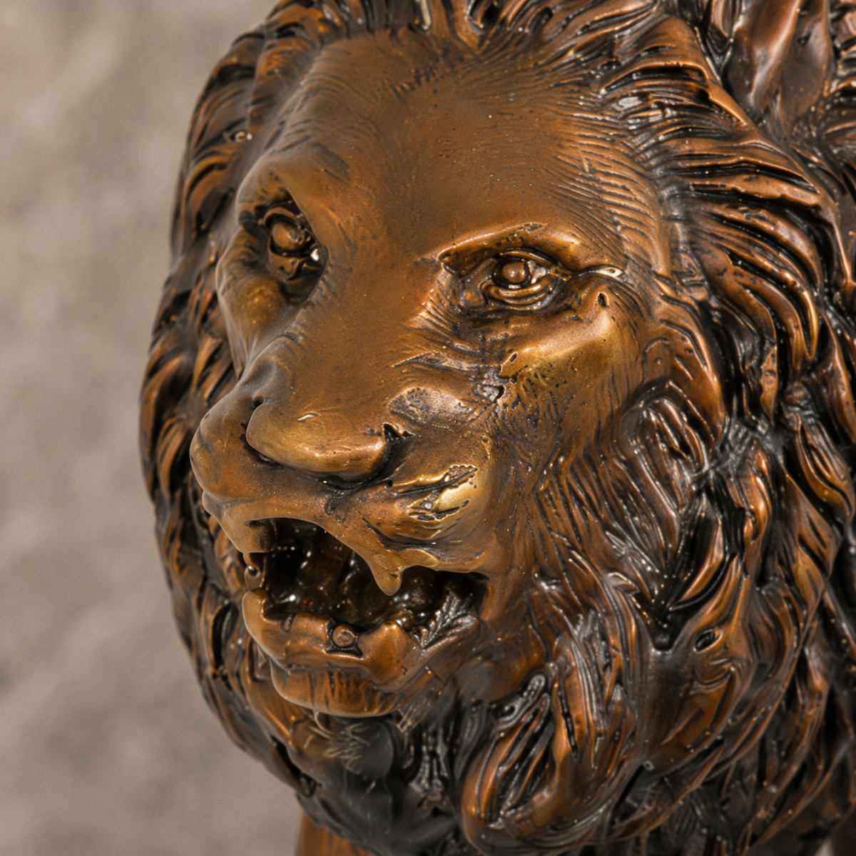 Lion rugissant en marche, sculpture en bronze patiné, vue 3
