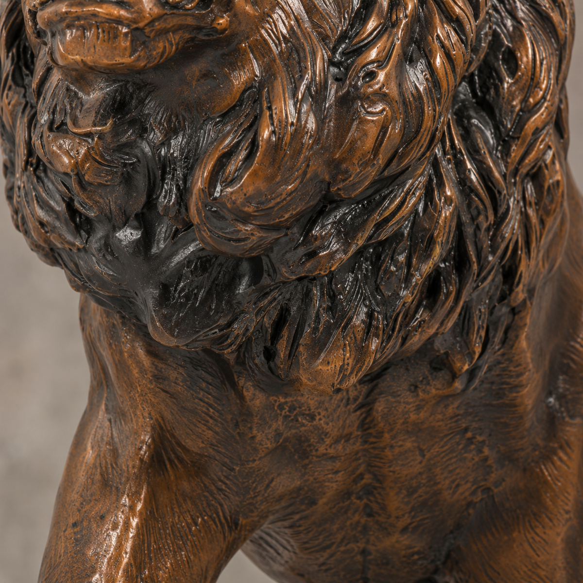 Lion rugissant en marche, sculpture en bronze patiné, vue 4