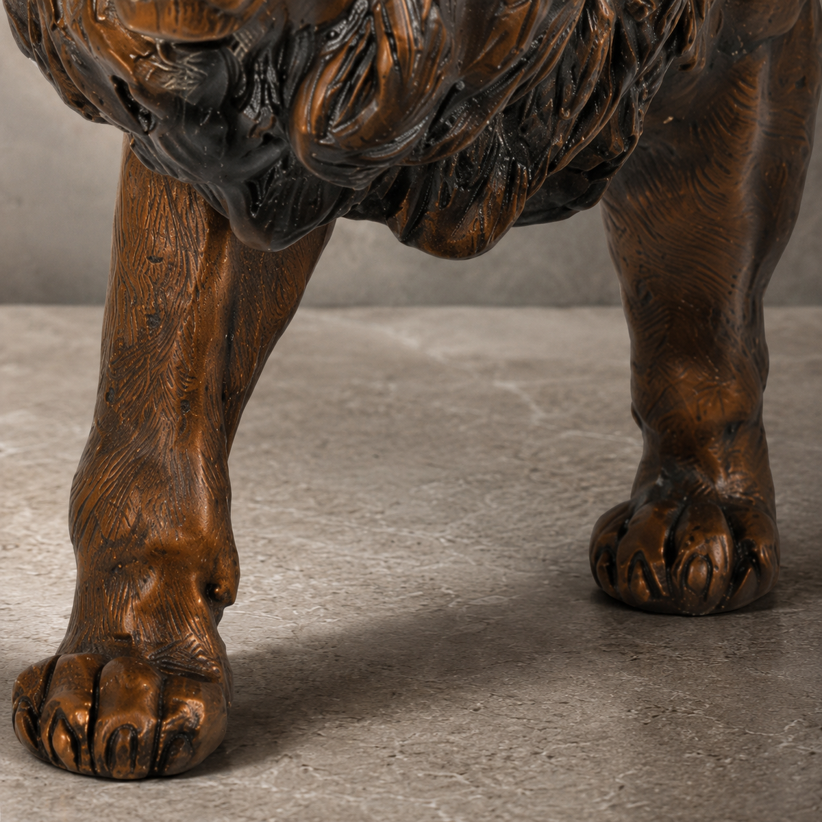 Lion rugissant en marche, sculpture en bronze patiné, vue 5