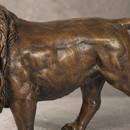 Lion rugissant en marche, sculpture en bronze patiné, vue 6
