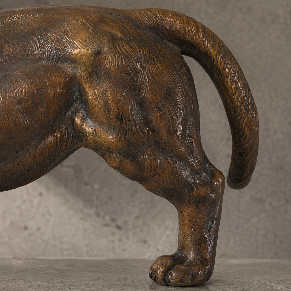 Lion rugissant en marche, sculpture en bronze patiné, vue 7