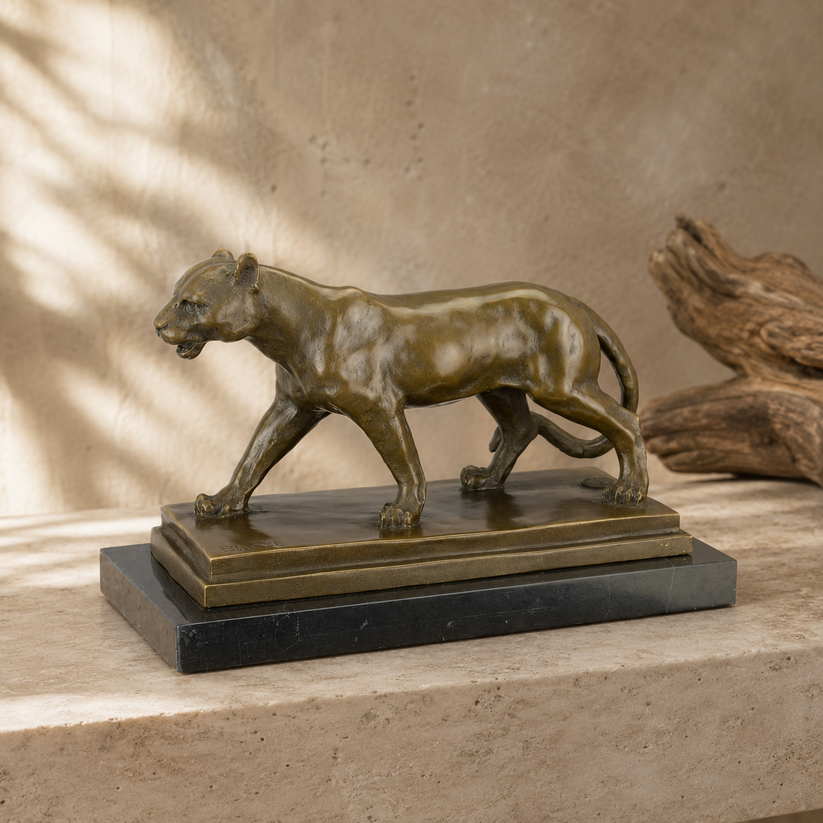 Lionne en marche, sculpture bronze patiné sur socle marbre