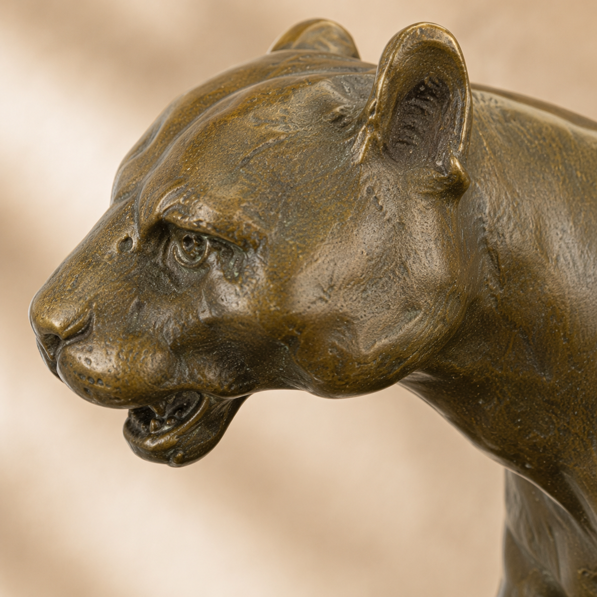 Lionne en marche, sculpture bronze patiné sur socle marbre, vue 2