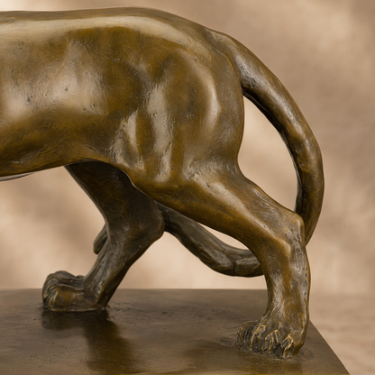 Lionne en marche, sculpture bronze patiné sur socle marbre, vue 3
