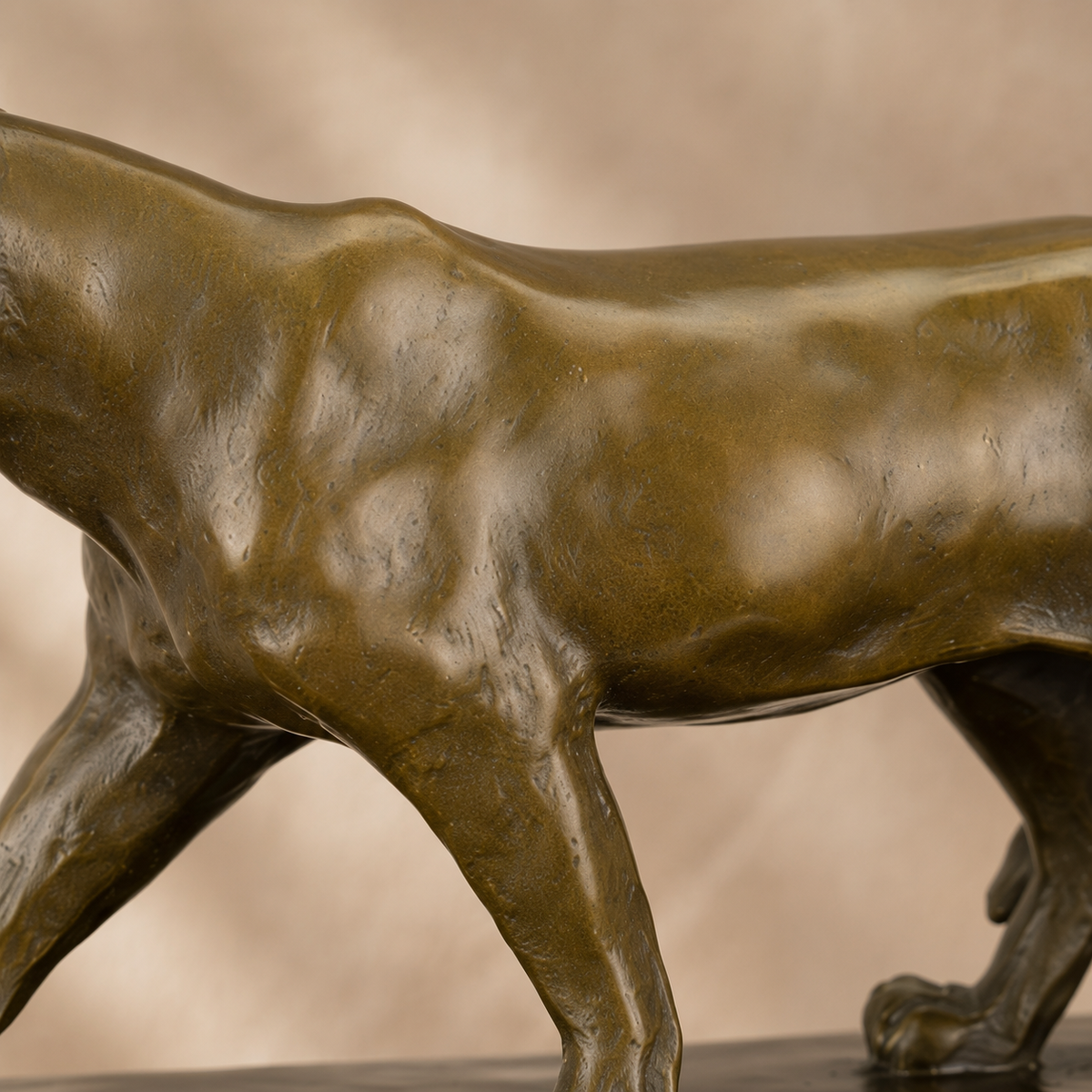 Lionne en marche, sculpture bronze patiné sur socle marbre, vue 4