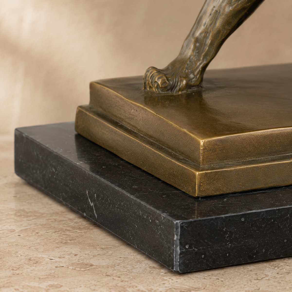 Lionne en marche, sculpture bronze patiné sur socle marbre, vue 5