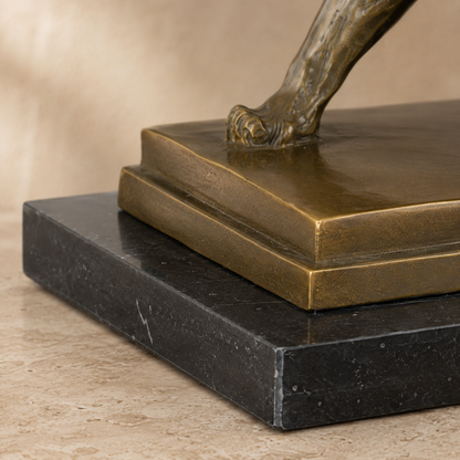 Lionne en marche, sculpture bronze patiné sur socle marbre, vue 5