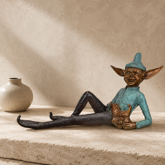 Lutin allongé en bronze à patine verte et brune