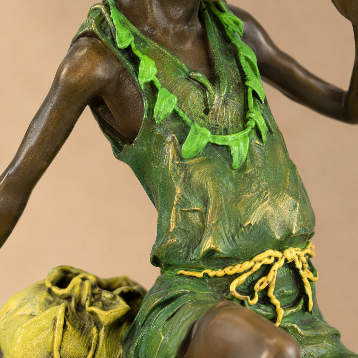 Lutin assis sur branche, bronze polychrome sur marbre, vue 3