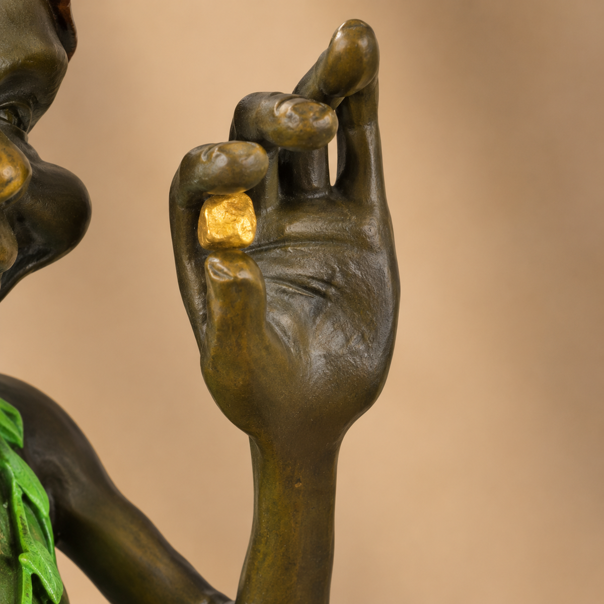 Lutin assis sur branche, bronze polychrome sur marbre, vue 4