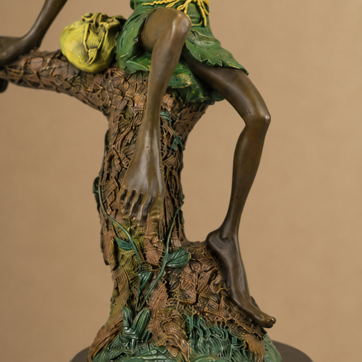 Lutin assis sur branche, bronze polychrome sur marbre, vue 6