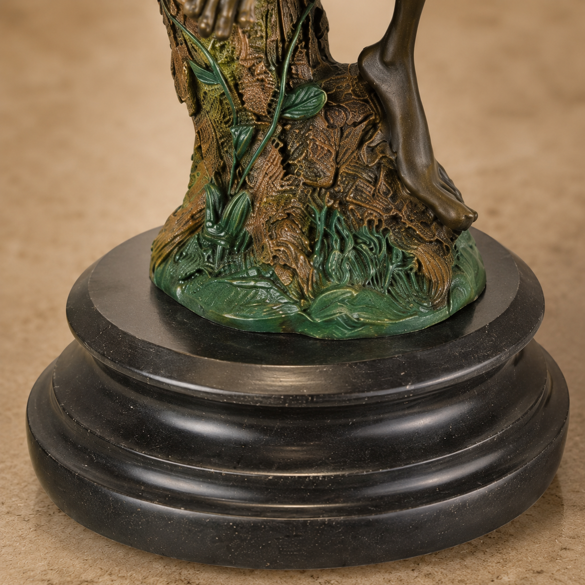 Lutin assis sur branche, bronze polychrome sur marbre, vue 7