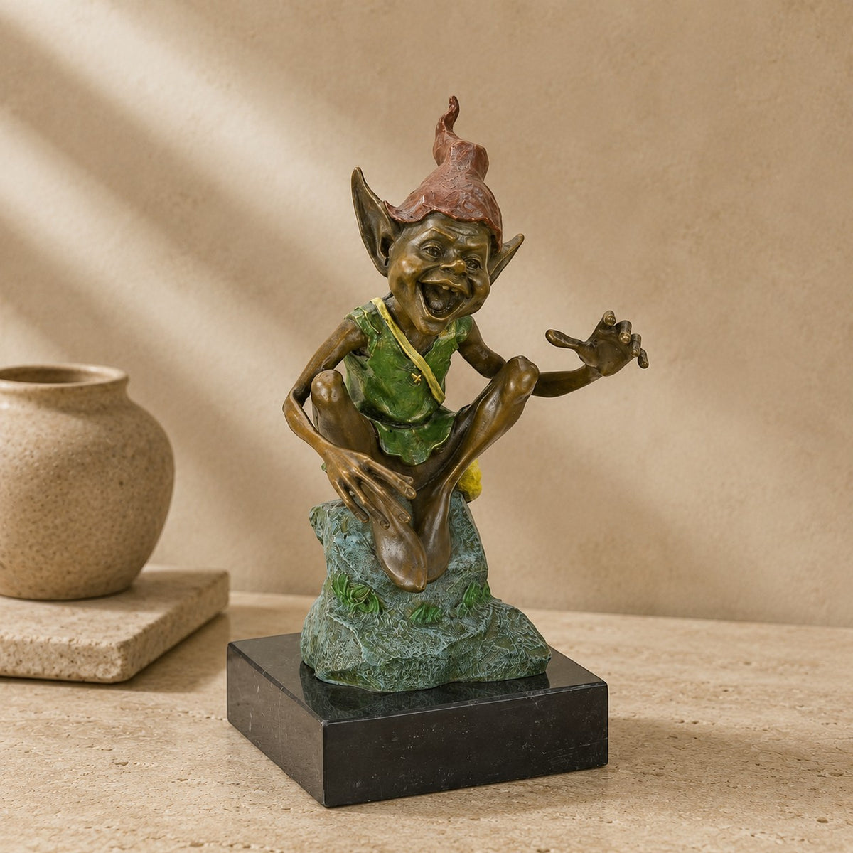 Lutin rieur assis sur rocher, sculpture bronze polychrome