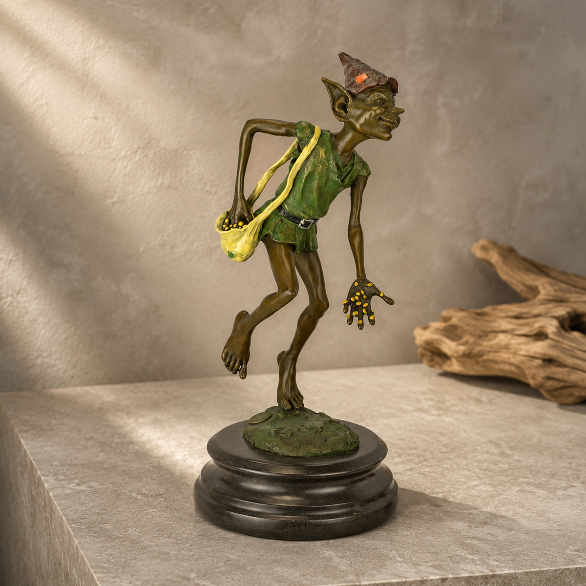 Lutin semeur de graines d'or, sculpture bronze polychrome