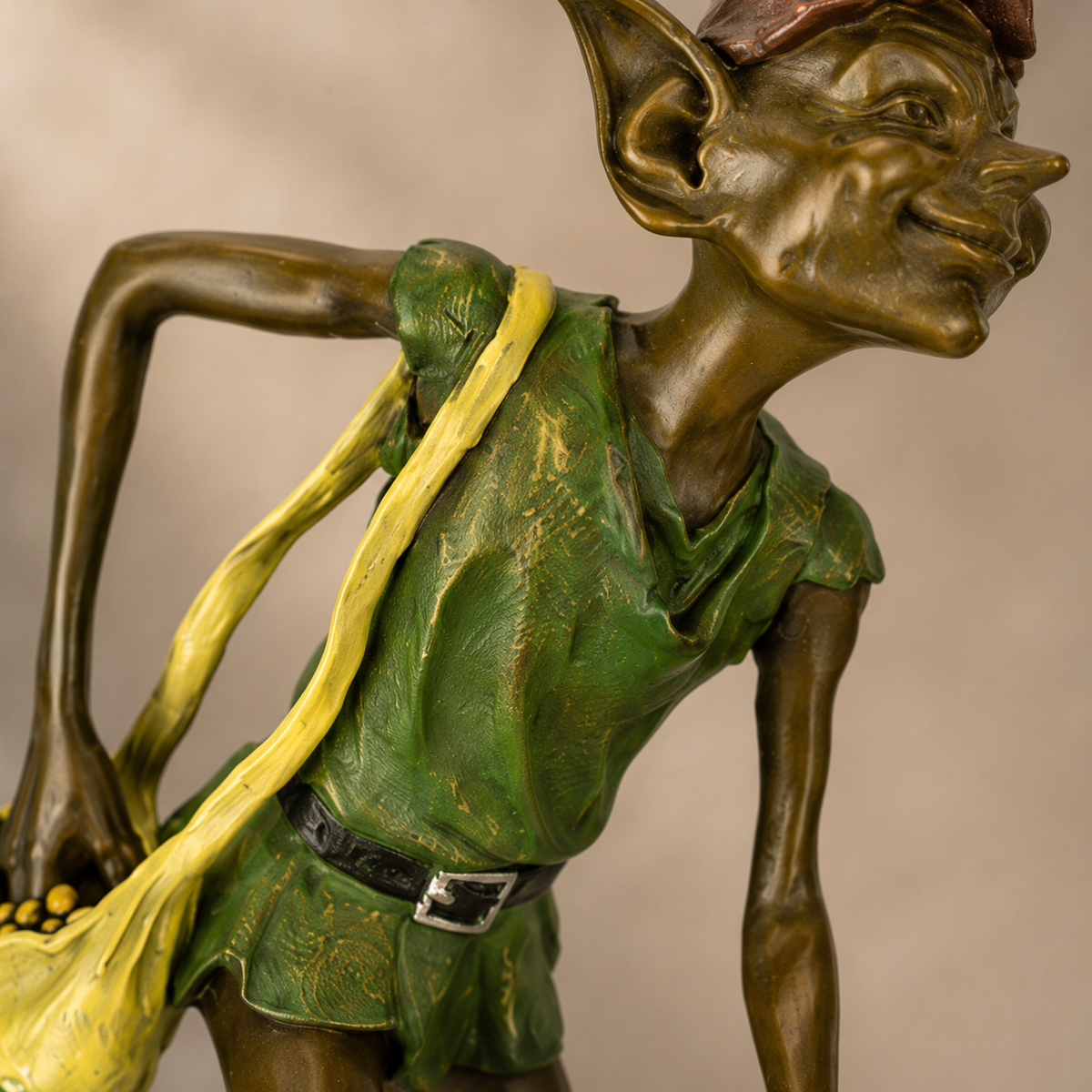 Lutin semeur de graines d'or, sculpture bronze polychrome, vue 3