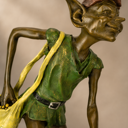 Lutin semeur de graines d'or, sculpture bronze polychrome, vue 3