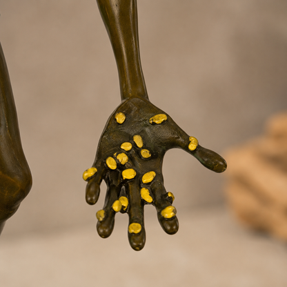 Lutin semeur de graines d'or, sculpture bronze polychrome, vue 4