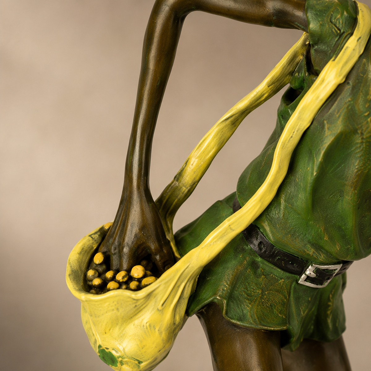 Lutin semeur de graines d'or, sculpture bronze polychrome, vue 5