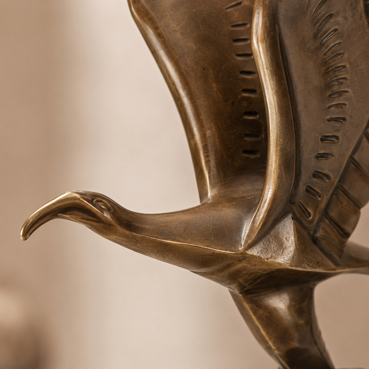 Mascotte automobile aigle aux ailes déployées en bronze, vue 4