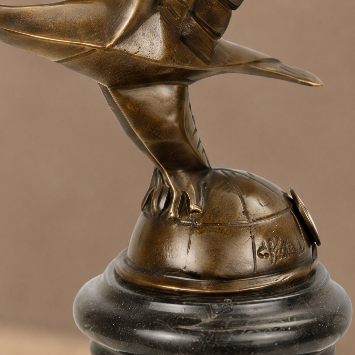 Mascotte automobile aigle aux ailes déployées en bronze, vue 5