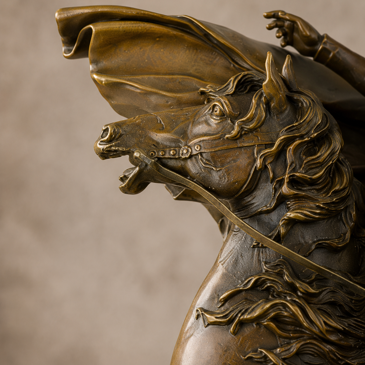 Napoléon franchissant les Alpes, bronze patiné sur marbre, vue 4