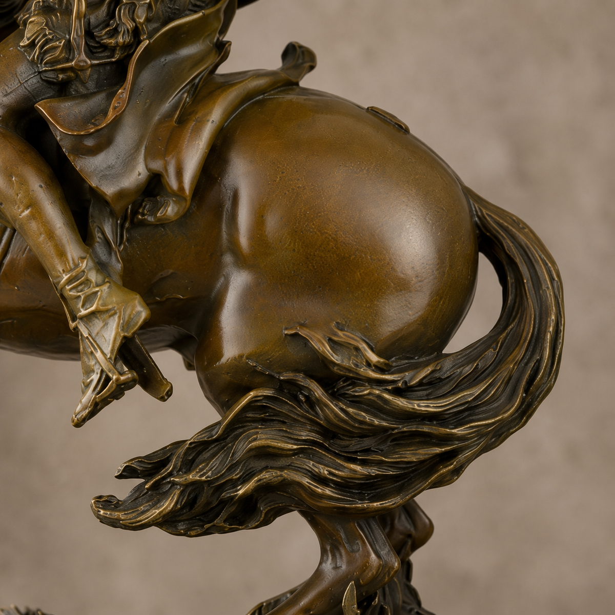 Napoléon franchissant les Alpes, bronze patiné sur marbre, vue 5