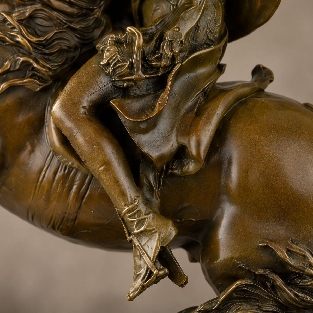 Napoléon franchissant les Alpes, bronze patiné sur marbre, vue 6