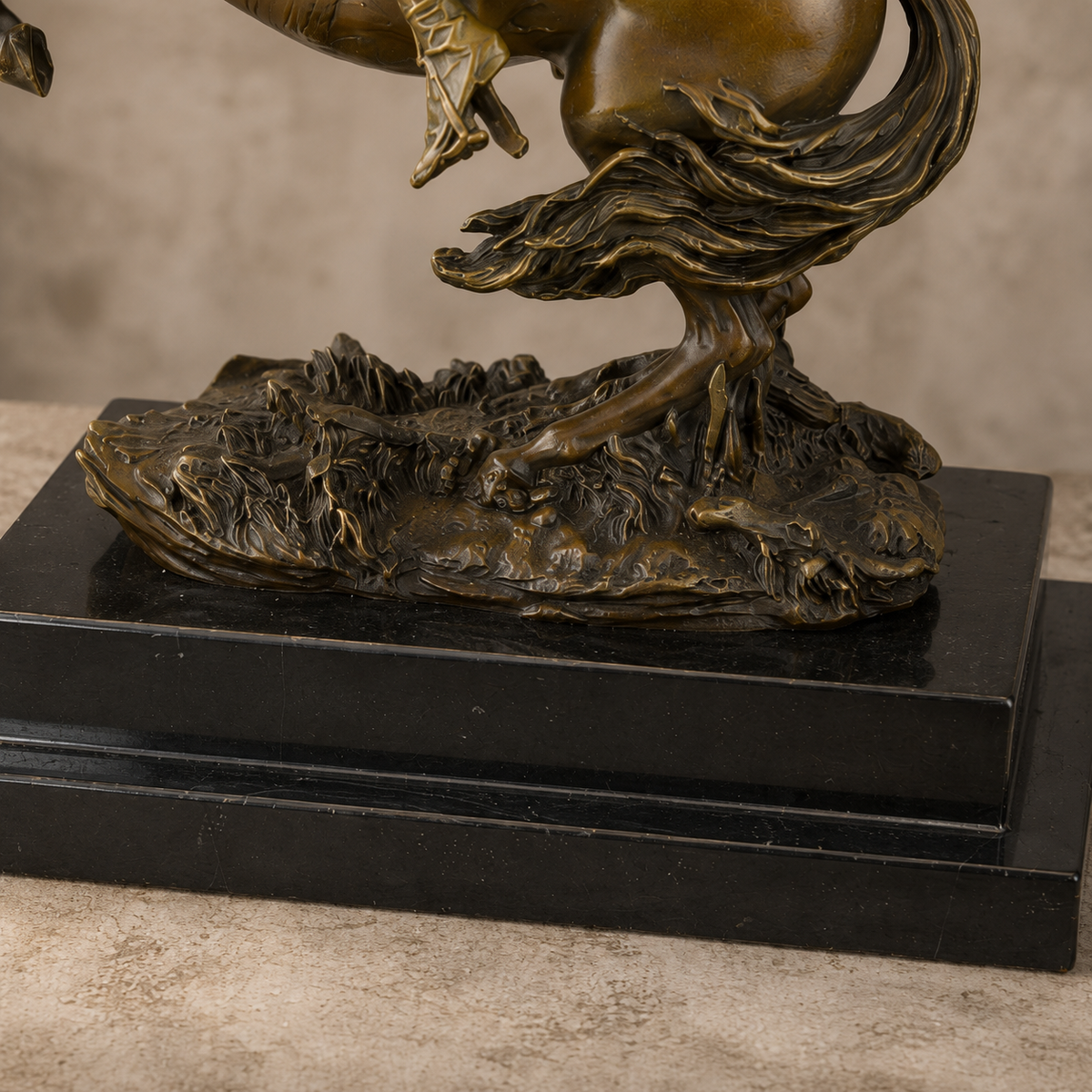 Napoléon franchissant les Alpes, bronze patiné sur marbre, vue 7