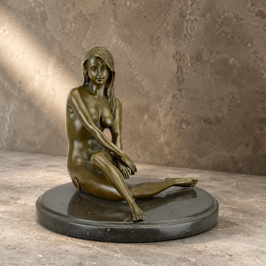 Nu féminin assis en bronze patiné sur socle marbre
