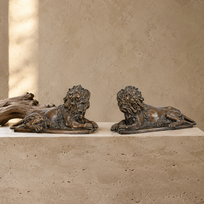 Paire de lions couchés en bronze à patine brune