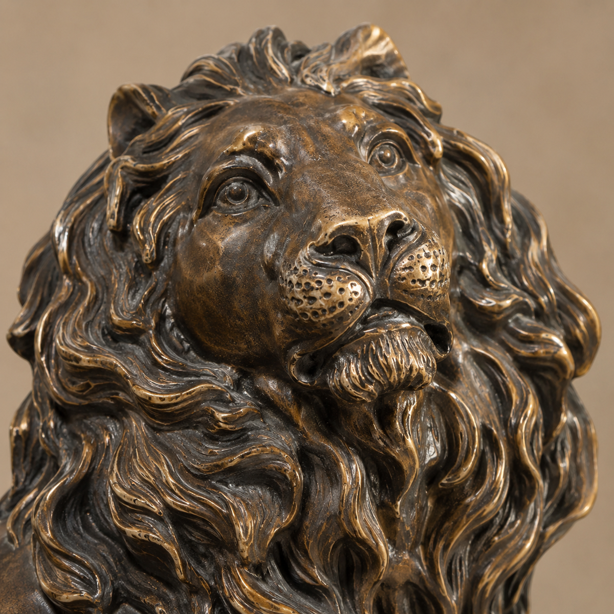 Paire de lions couchés en bronze à patine brune, vue 2