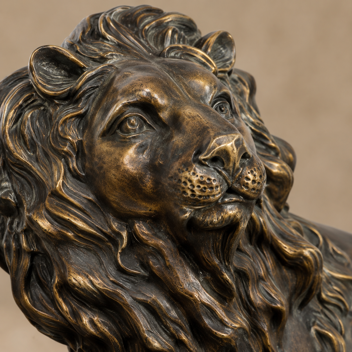 Paire de lions couchés en bronze à patine brune, vue 3