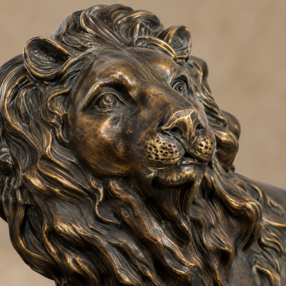 Paire de lions couchés en bronze à patine brune, vue 3