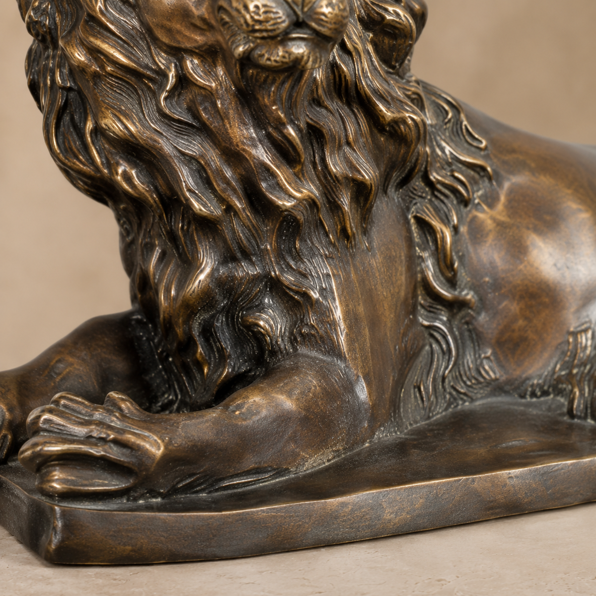 Paire de lions couchés en bronze à patine brune, vue 5