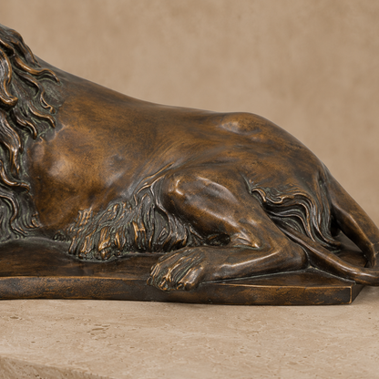 Paire de lions couchés en bronze à patine brune, vue 6
