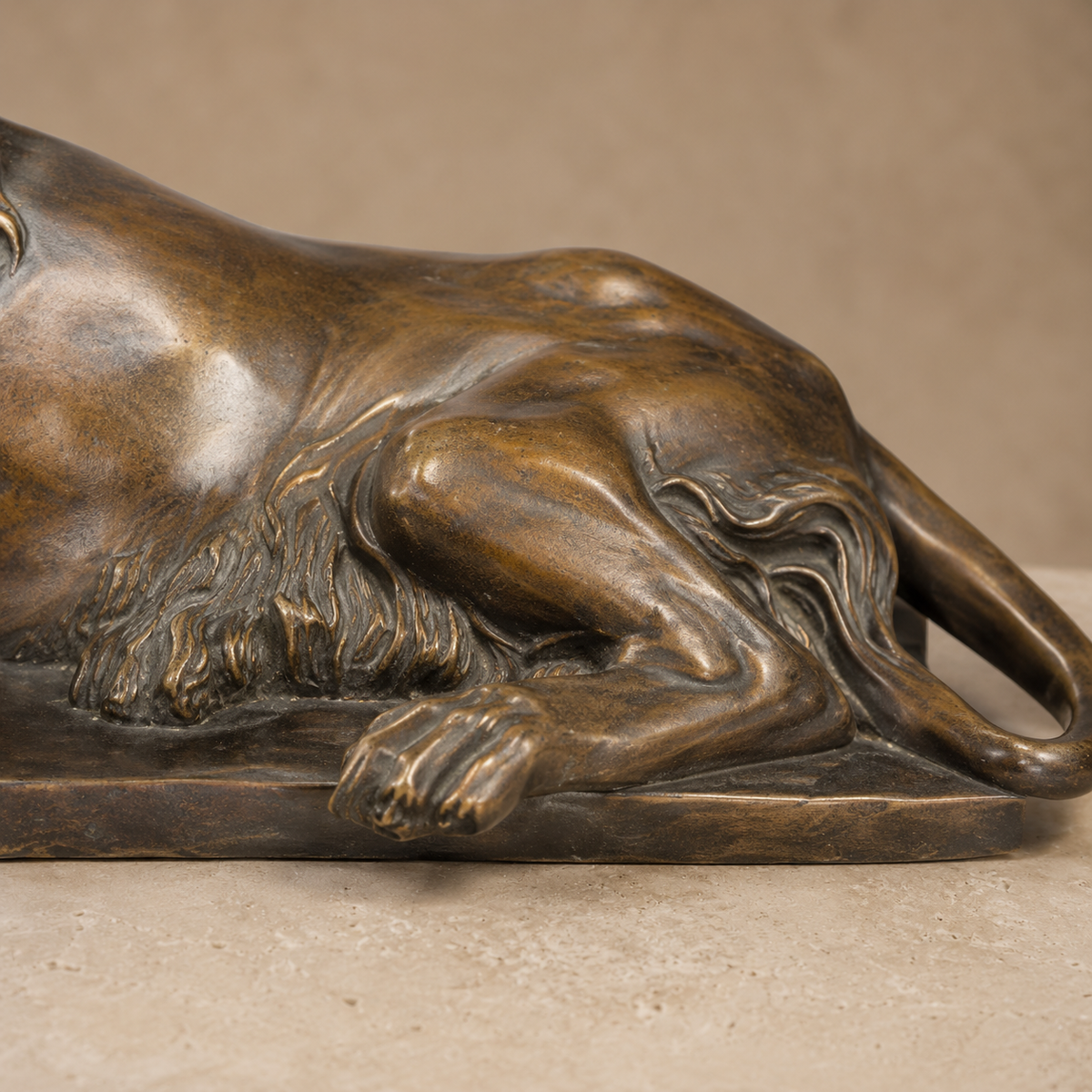 Paire de lions couchés en bronze à patine brune, vue 7
