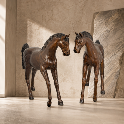 Paire de sculptures de chevaux en bronze patiné brun