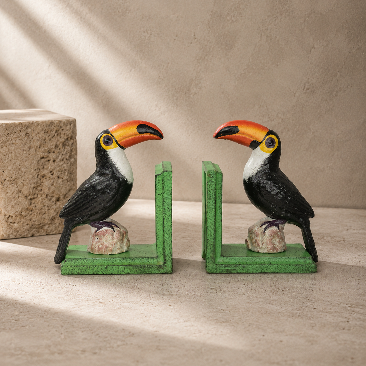 Paire de serre-livres toucans en fonte peinte polychrome