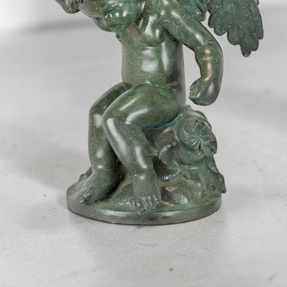 Putto ailé en bronze à patine verte sur socle circulaire, vue 3